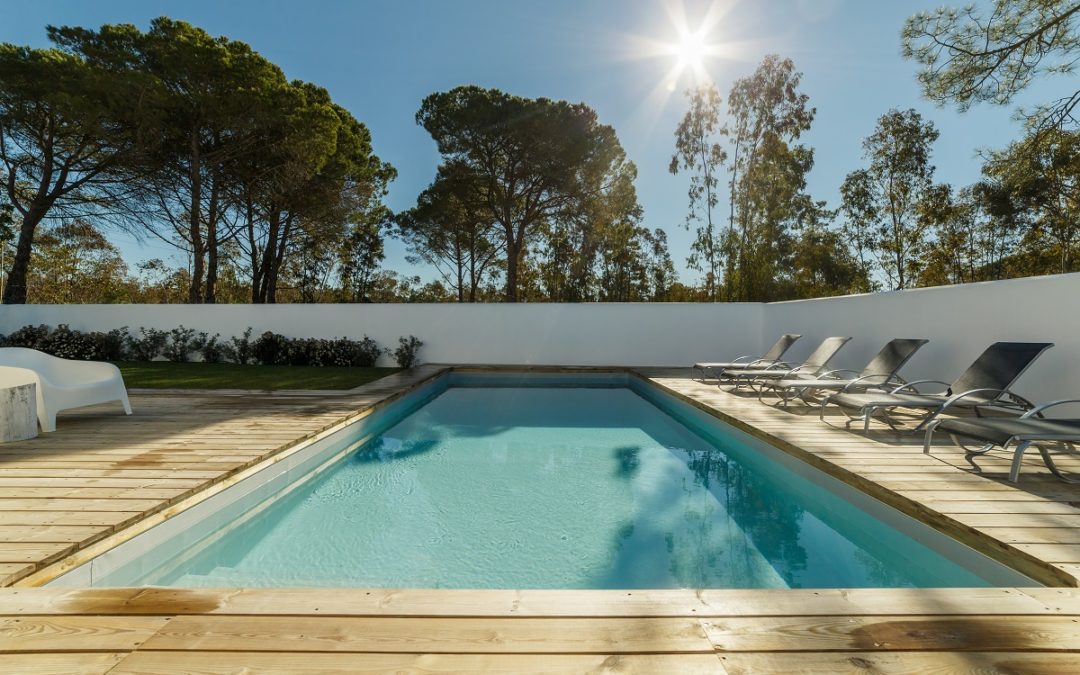 Piscinas e decks: como montar um espaço externo perfeito